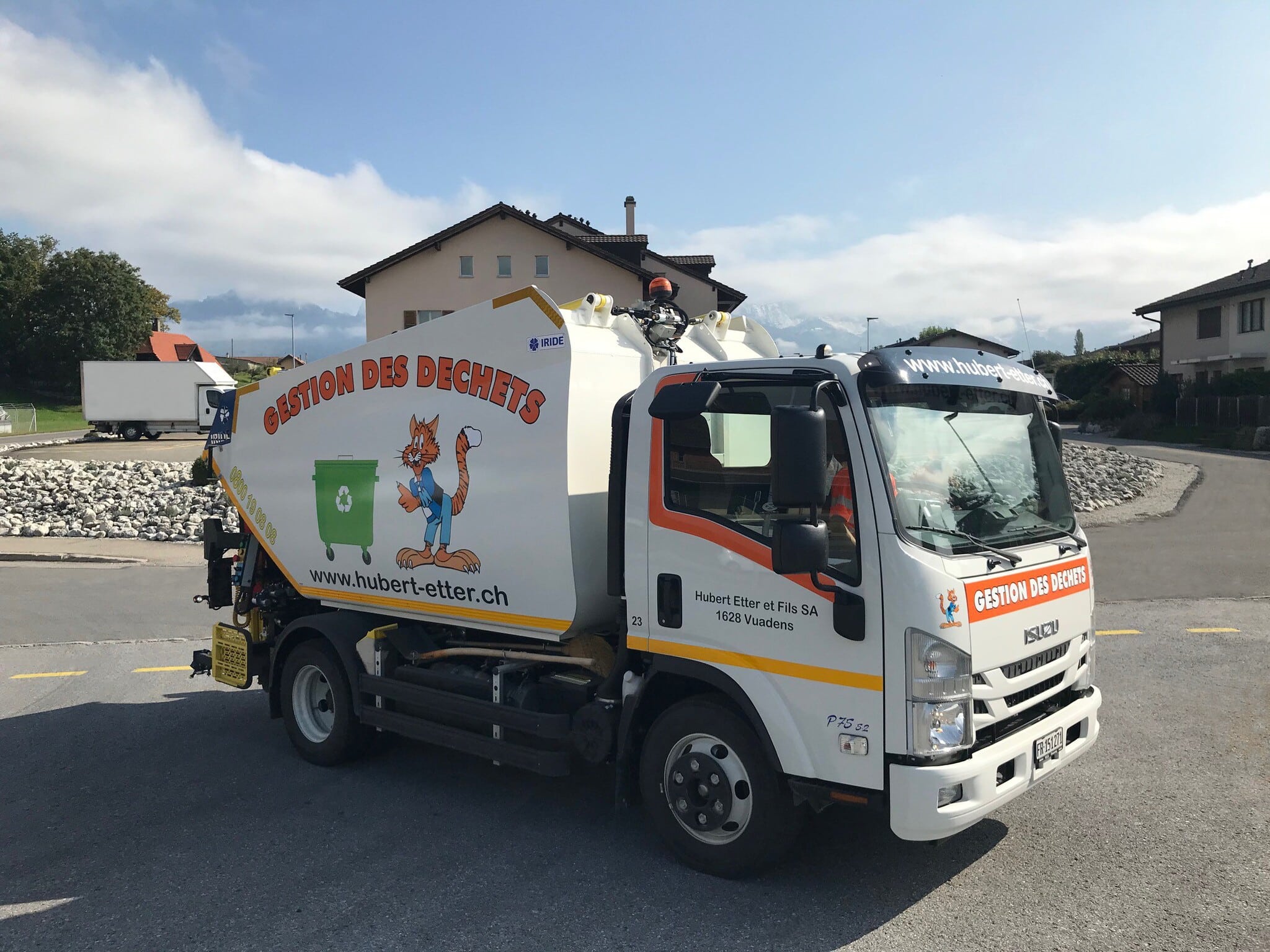 Mise en service de notre camion-poubelle pour la prise en charge de vos déchets 