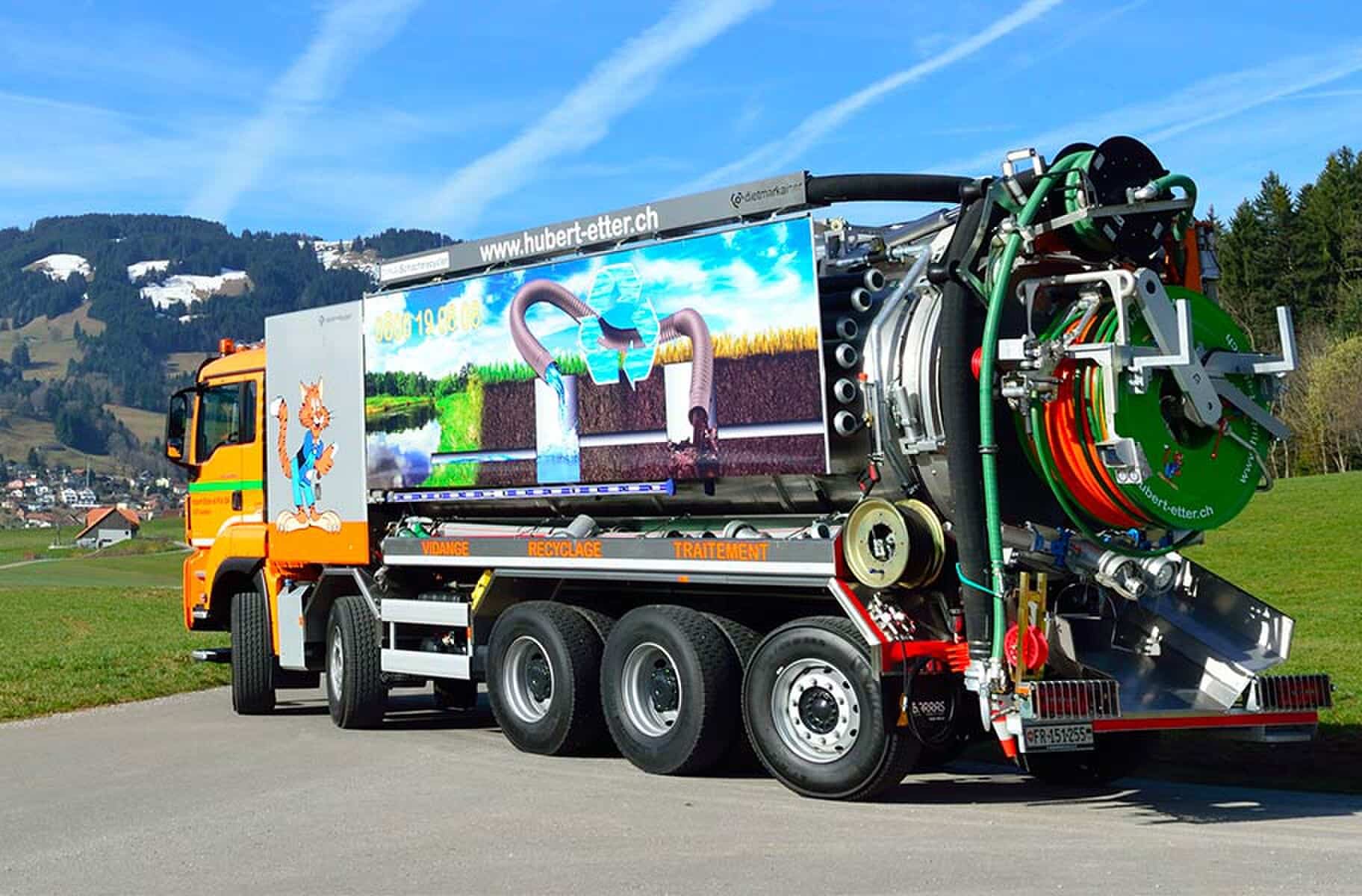 Mise en service d'un camion recycleur équipé d'une installation de traitement des eaux pour la vidange de dépotoirs de route